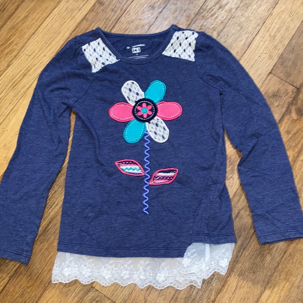 Girls size 5 long sleeve T-shirt. Flower appliqué on front.
